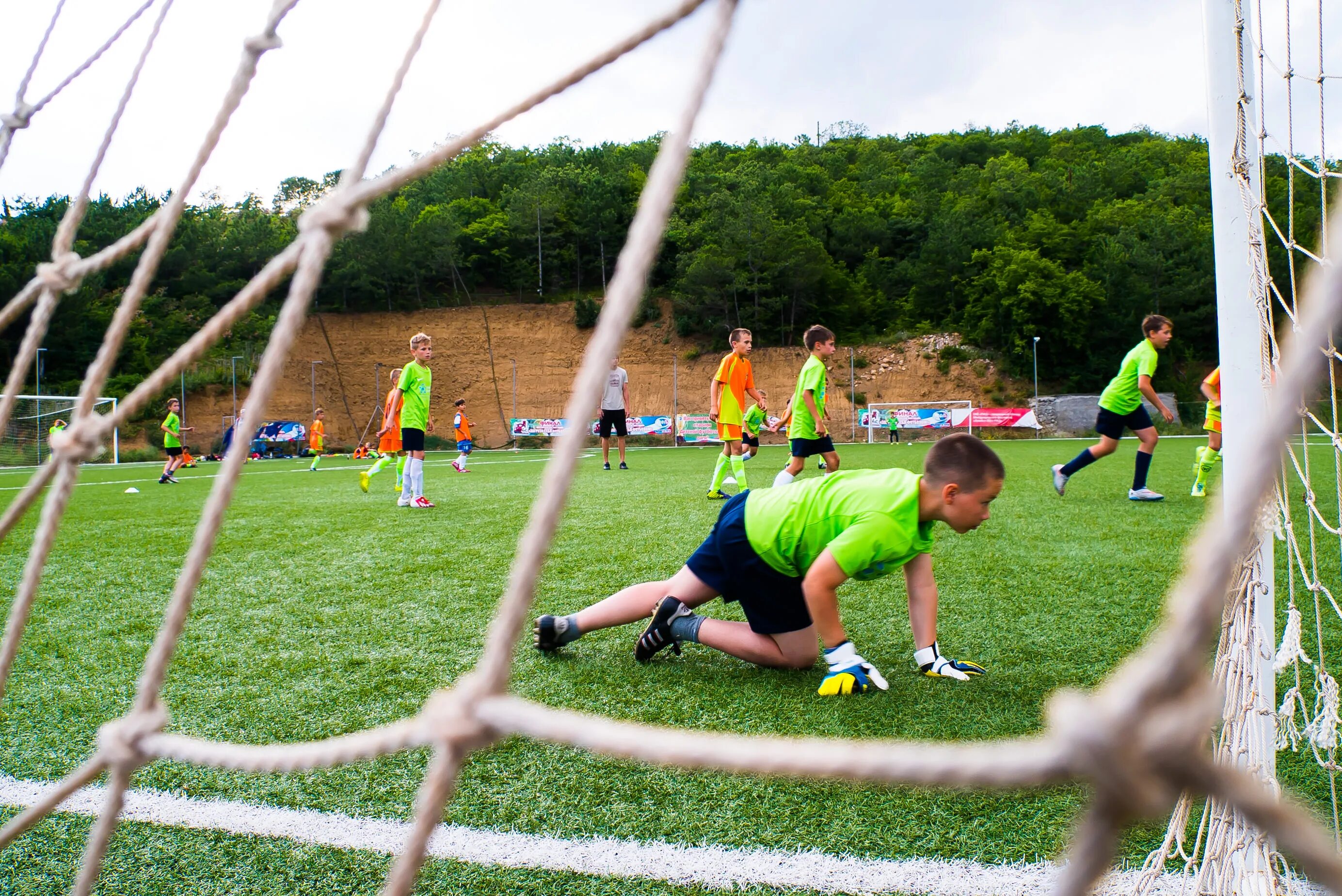 Team camp. Летний футбольный лагерь. Спортивный лагерь футбол. Футбол летом. Спортивный лагерь по футболу для детей.