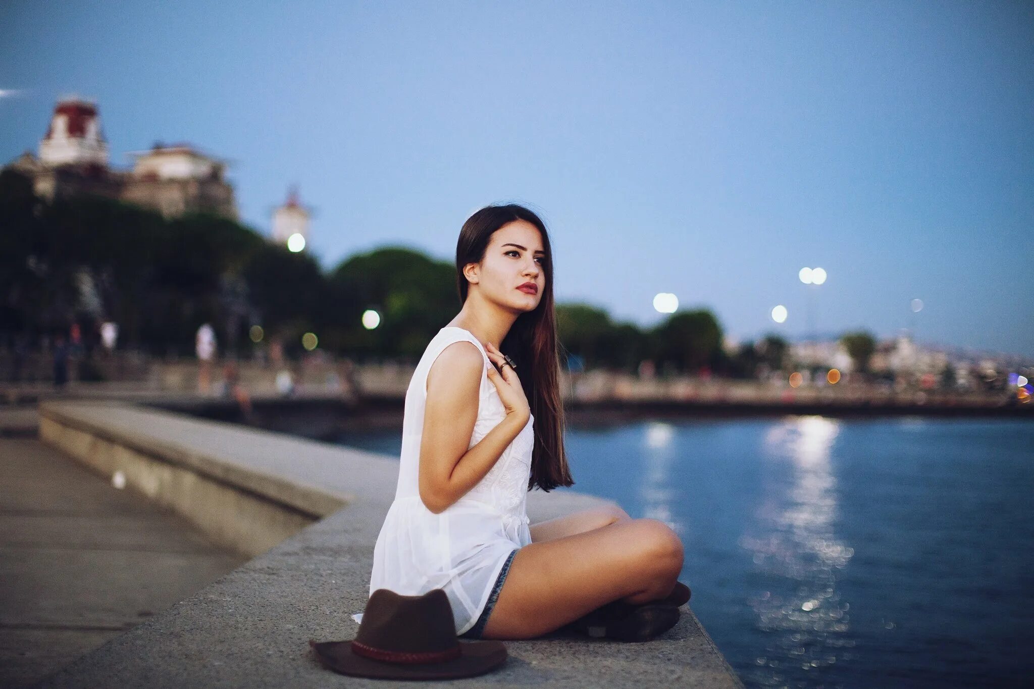 девушка питер нева. дина назарова санкт петербург. благовещенск набережная 90. регина ринатовна набережные челны. девушка над набережной.