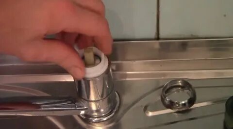 Протекает кран у основания на кухне