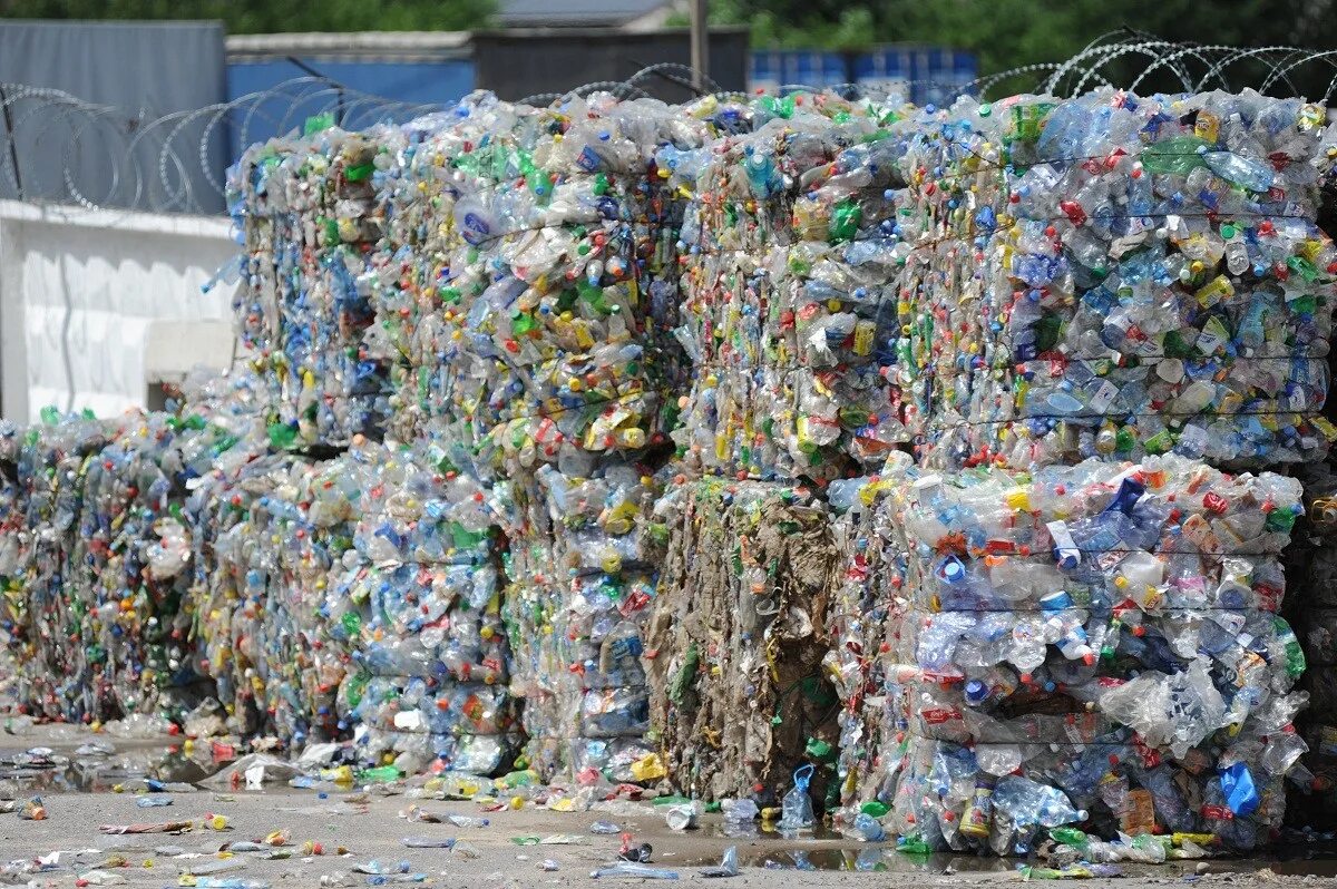 Переработка полиэтиленовых пакетов. Пластиковые отходы. Пластиковые бутылки отходы. Утилизация пластмассовых отходов. Пластик вторсырье.