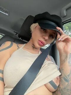 Tweet picture preview of Delettraa. 