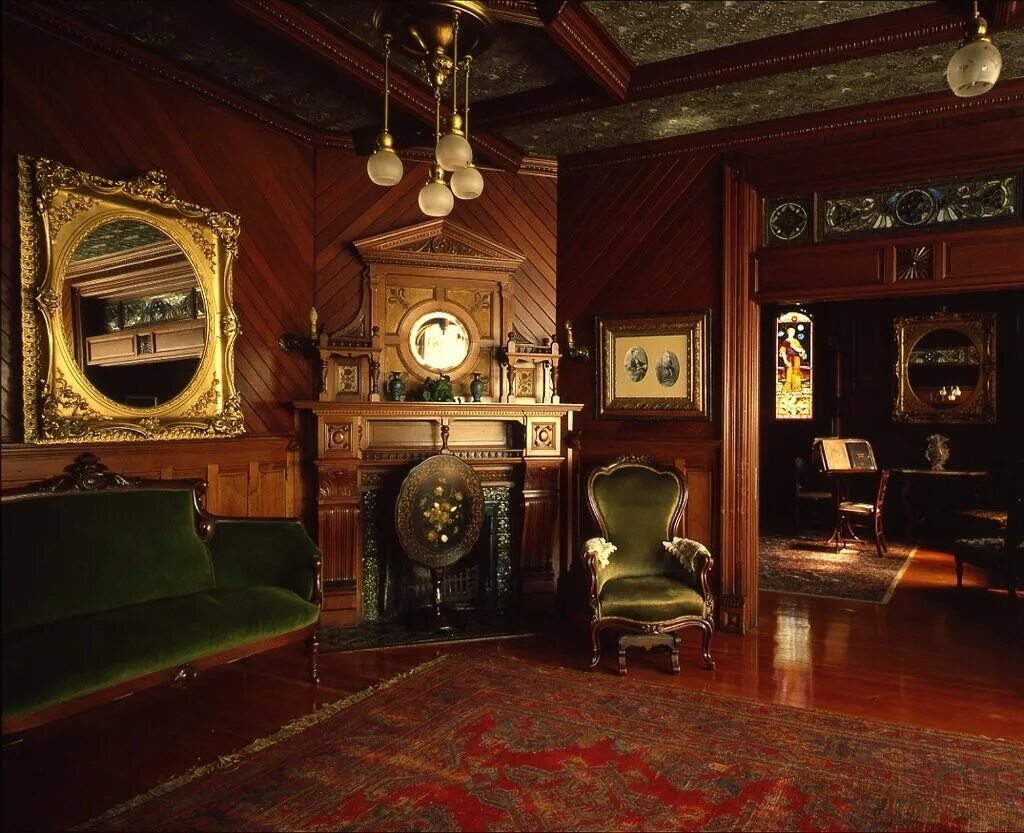 музей истории адлерского района. старинные вещи. настенные часы в интерьере. винтажные вещи. комната старинных часов.