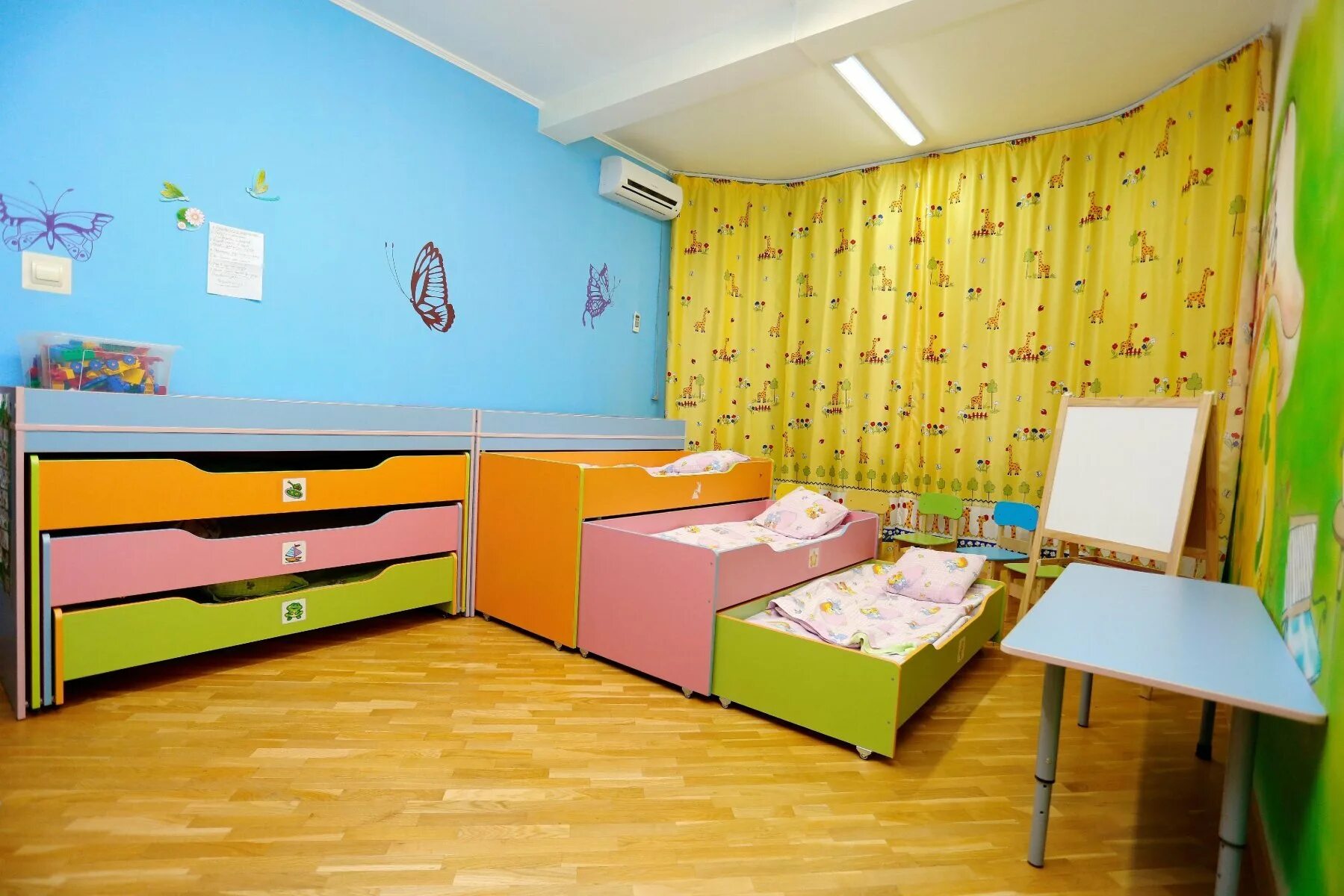 Частный садик. Спальная комната в детском саду. Платный садик. Спальня в детском саду.