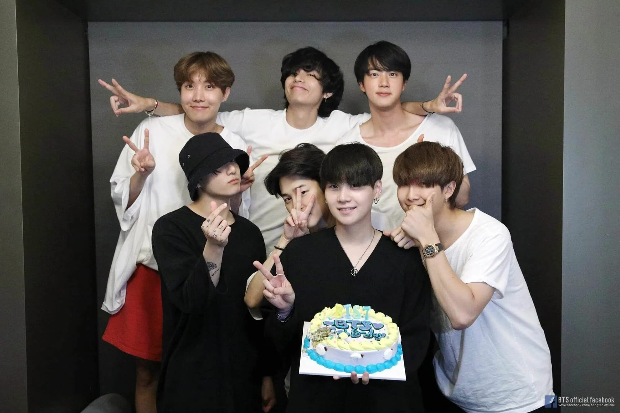 Bts attack on bangtan. Фото army bts. группа бтс с фанатом. бтс фото 2025. bts twt.