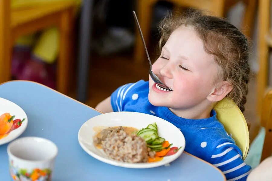 Форум питание детей. Дети завтракают в детском саду. Еда в детском саду. Обед детей в детском саду. Дети за столом.