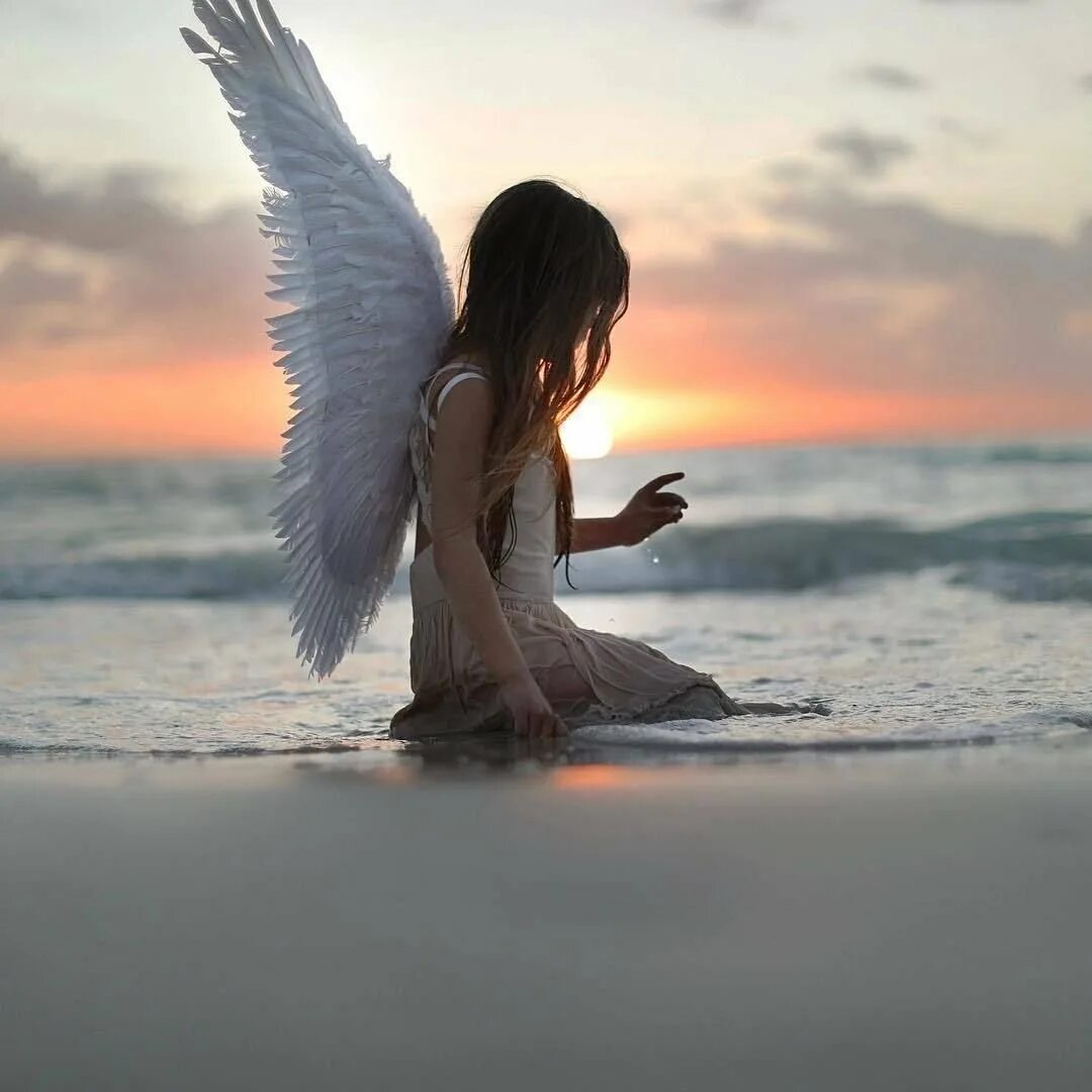 Держаться крыльями. Девушка с крыльями. Девушка - ангел. Девушка с крыльями ангела. Девушка ангел с крыльями.