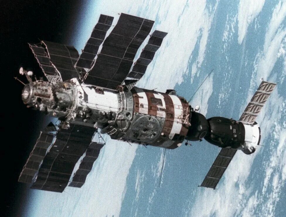 Станция салют 7 1985 год. Орбитальная станция салют. Орбитальная станция салют-7. Салют 1 салют 7.