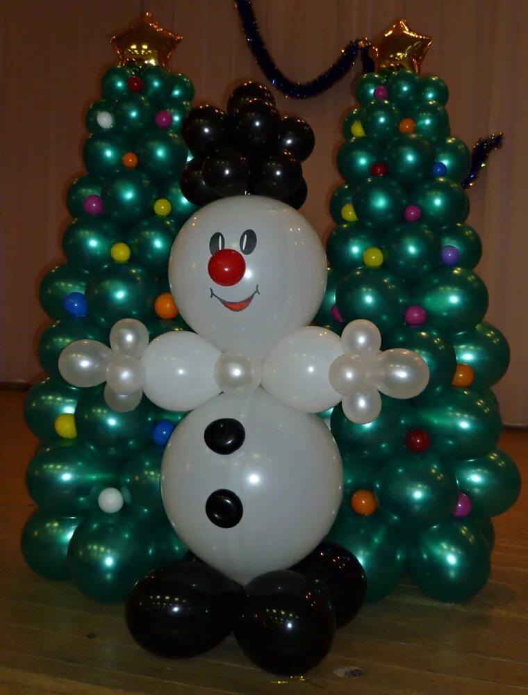 Подвесная елка. Как сделать елочку из шариков. Елка из шаров. Новогодняя елка из воздушных шаров. Новогодняя ёлка из елочных шариков.