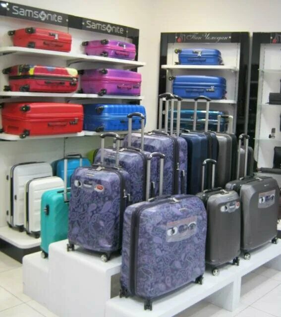 отдел с чемоданами. чемодан самсонайт s размер. дизайн магазина сумок и чемоданов. самсонит волгоградский проспект 21 магазин. ассортимент магазина чемодан.