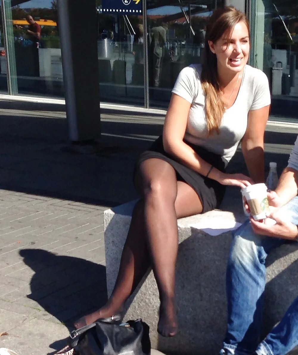 Ножки на улице candid pantyhose. Mature Adult female amateur sitting inappropriately Dress pulled up panty and hair. Sitting in tube. Candid фотография что это такое.