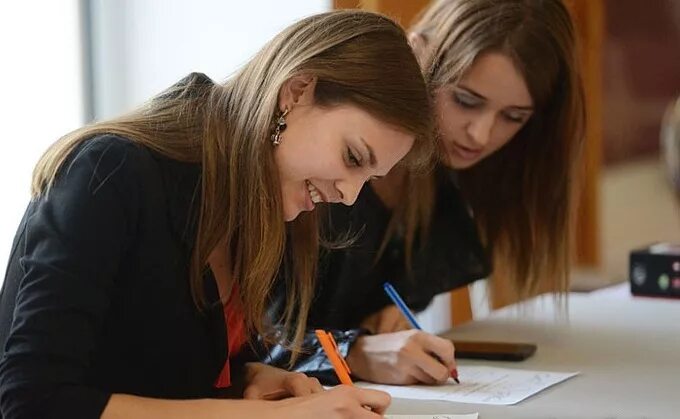 Девушку проводившую опросы