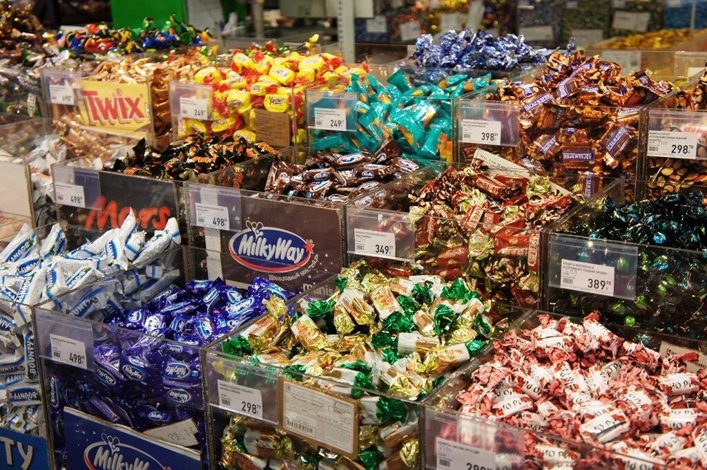 Видеть много конфет. Большой выбор конфет. В магазине очень много конфет. Конфеты выборы. Ребенку на выбор конфеты.