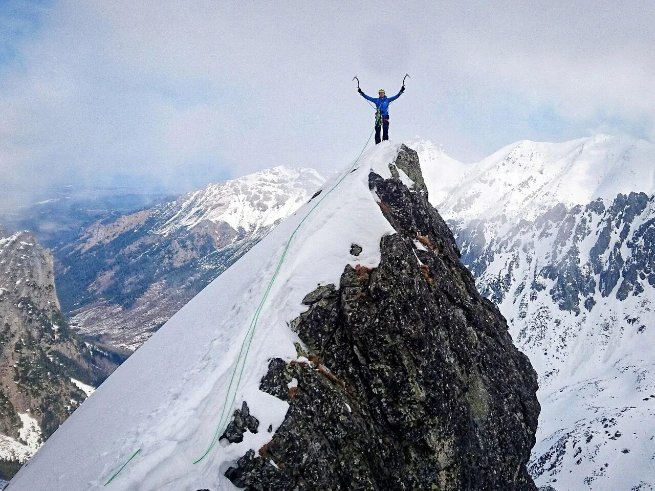 Одиночное восхождение. Лакколит Эльбрус альплагерь. Mon Peak гора. Альпинисты палатка на горе.