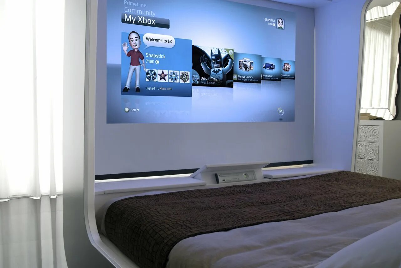 В спальне перед телевизором. Проектор в спальне. Кровать с телевизором. Телевизор в спальне. Спальня с большим телевизором.