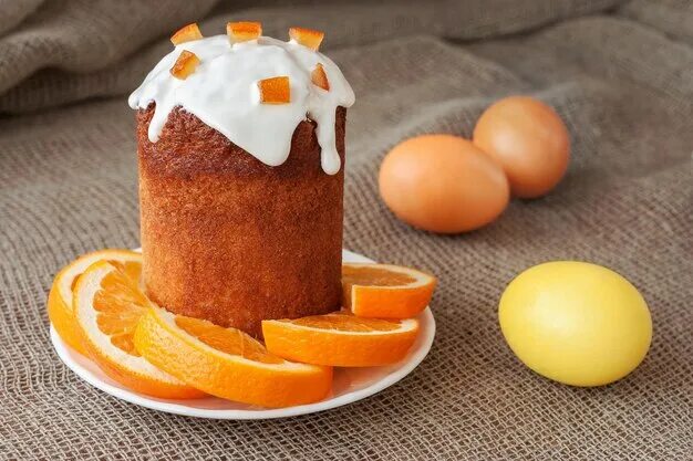 Кулич с цедрой апельсина и изюмом. Апельсиновый кулич. кулич с апельсиновой цедрой. пасха с апельсиновой цедрой. кулич с апельсином.