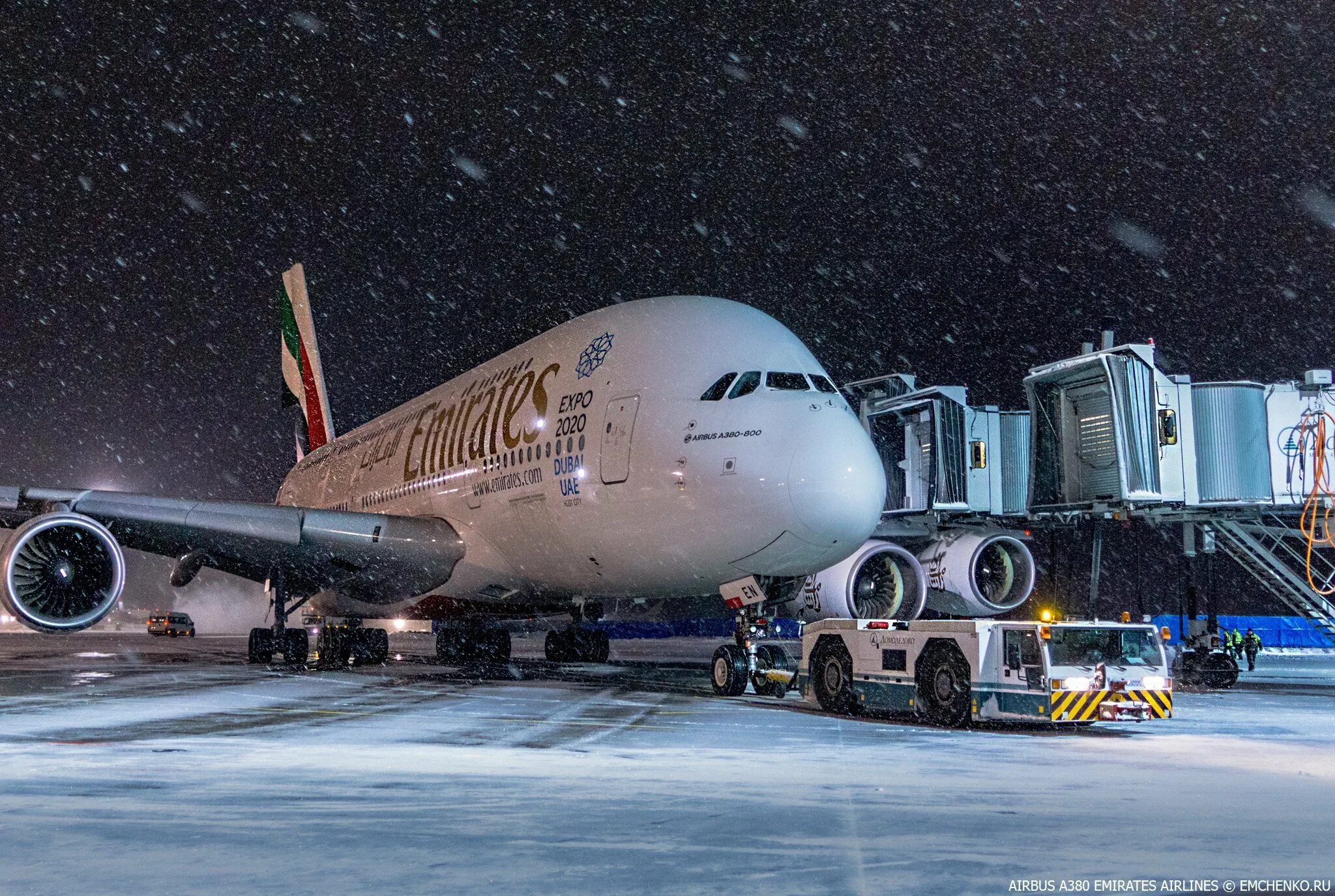 Airbus a 380. А380 Эмирейтс Домодедово. Airbus a380 в Домодедово. Airbus a380 Emirates в Домодедово. Airbus 380 ночью.