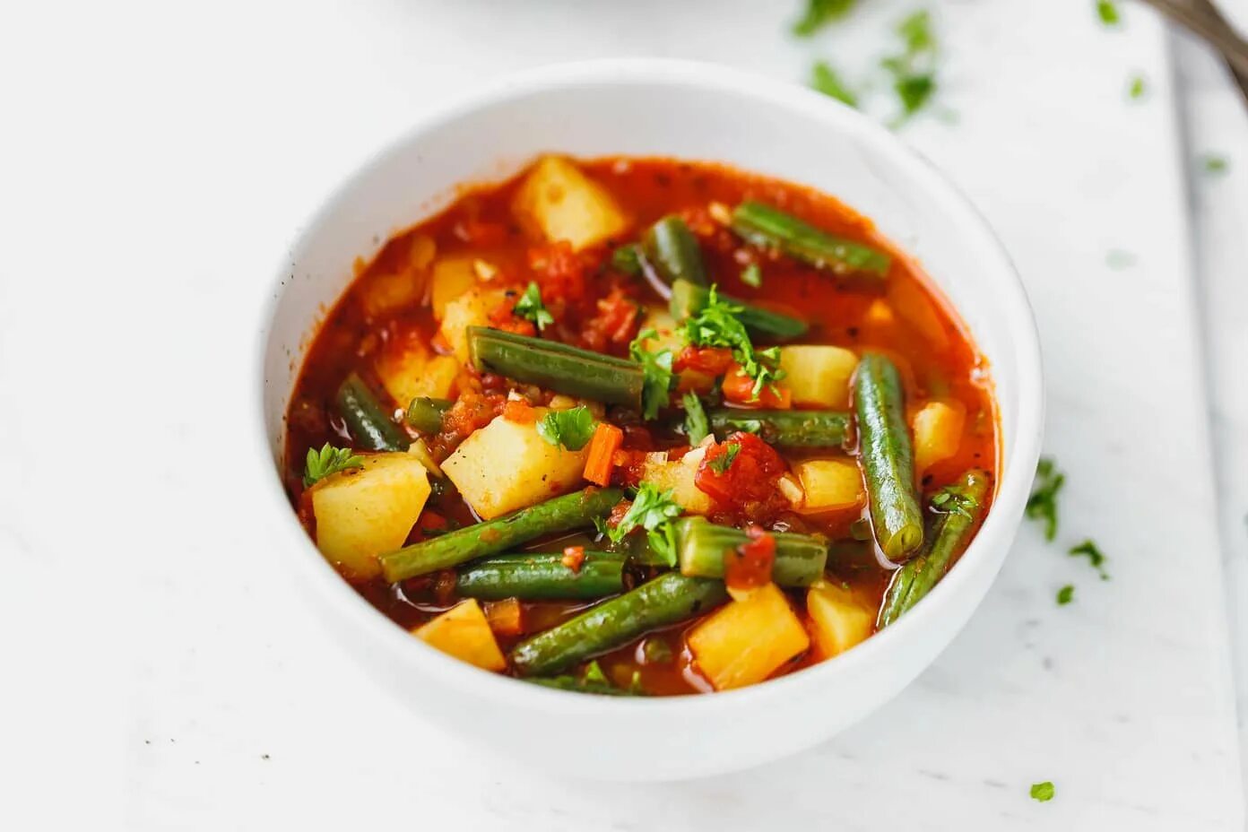 Суп со стручковой фасолью и курицей. Суп со стручками зеленой фасоли. стручковая фасоль в супе. овощной суп из стручковой фасоли. суп со спаржевой фасолью.
