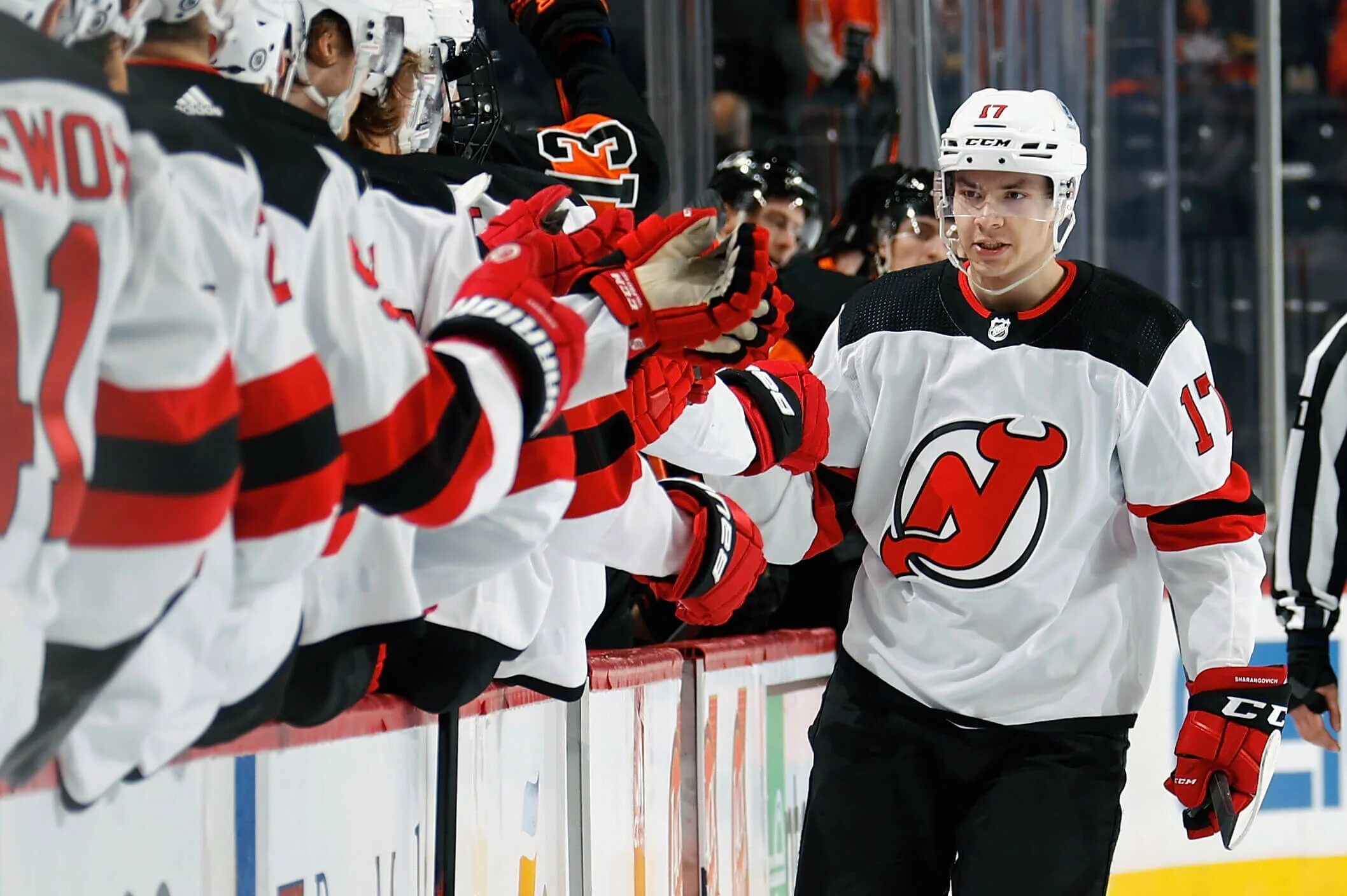 New jersey devils. Нью джерси Девилз с Кубком Стэнли. Нью джерси НХЛ. Нью Йорк Девилз. Тренер Нью джерси Девилз.