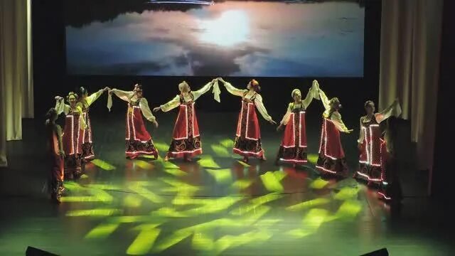Танец русь молодая. Стилизованный танец. Театр танца русь. Хореографическая студия карусель город екатеринбург. Танцы на руси.