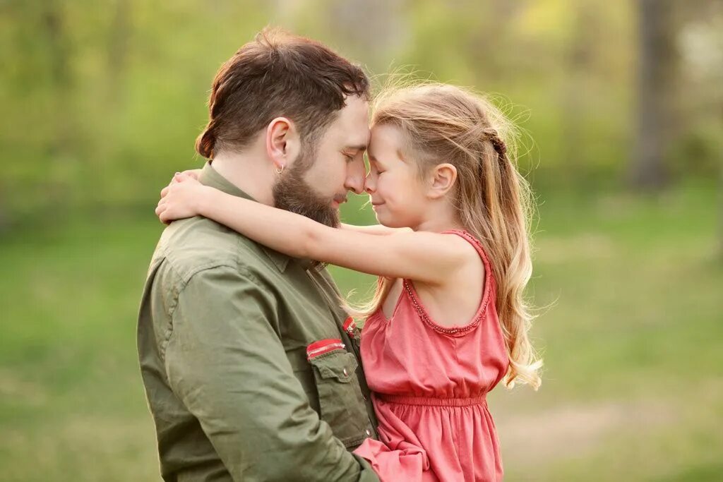 Loves his daughter. Девушка обнимает отца. Девочка обнимает папу. Папа обнимает доченьку.