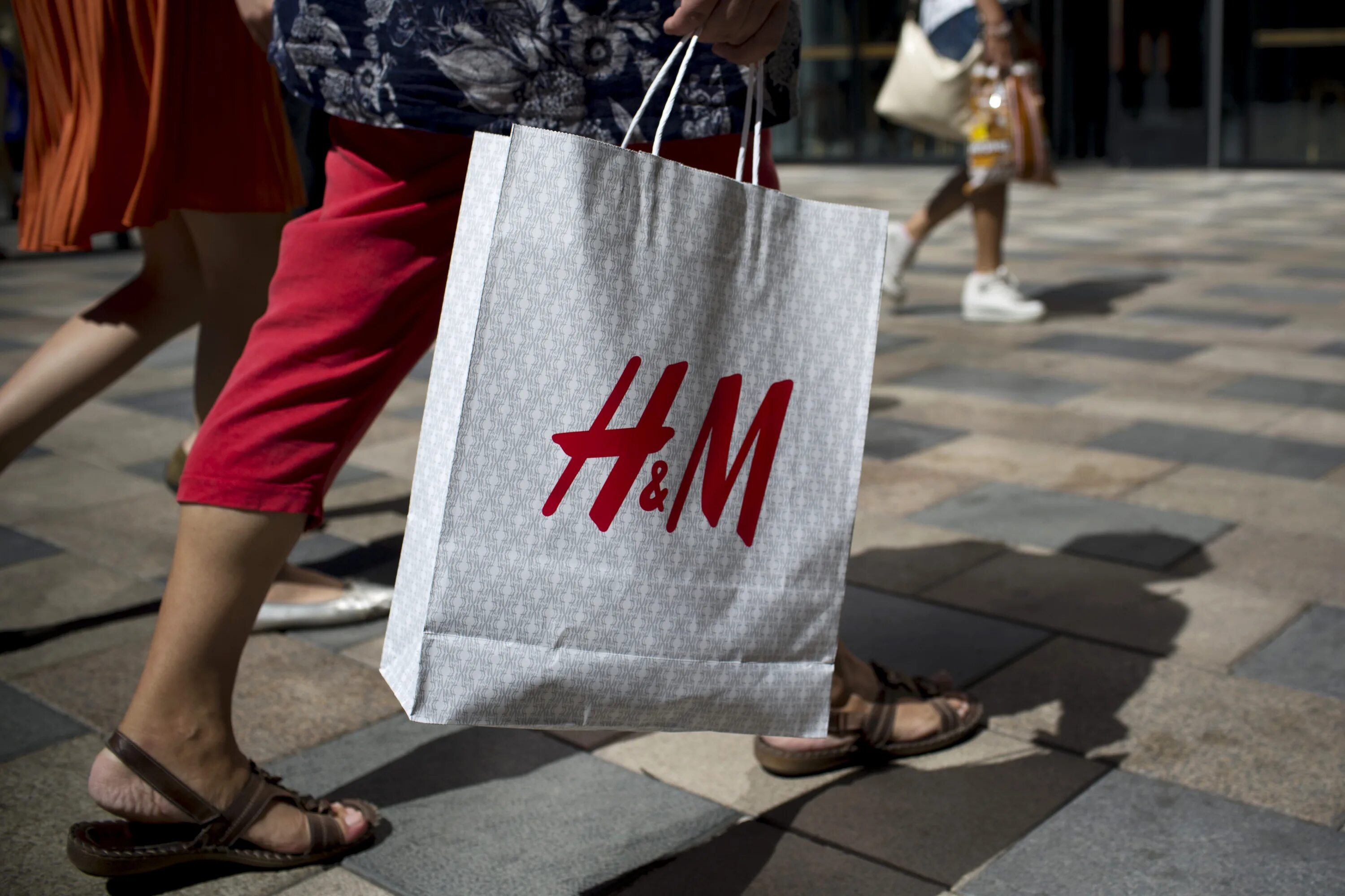 Пакет HM. Пакет из h m. H&M упаковка. Пакет HM бумажный. Жена вернула вещи