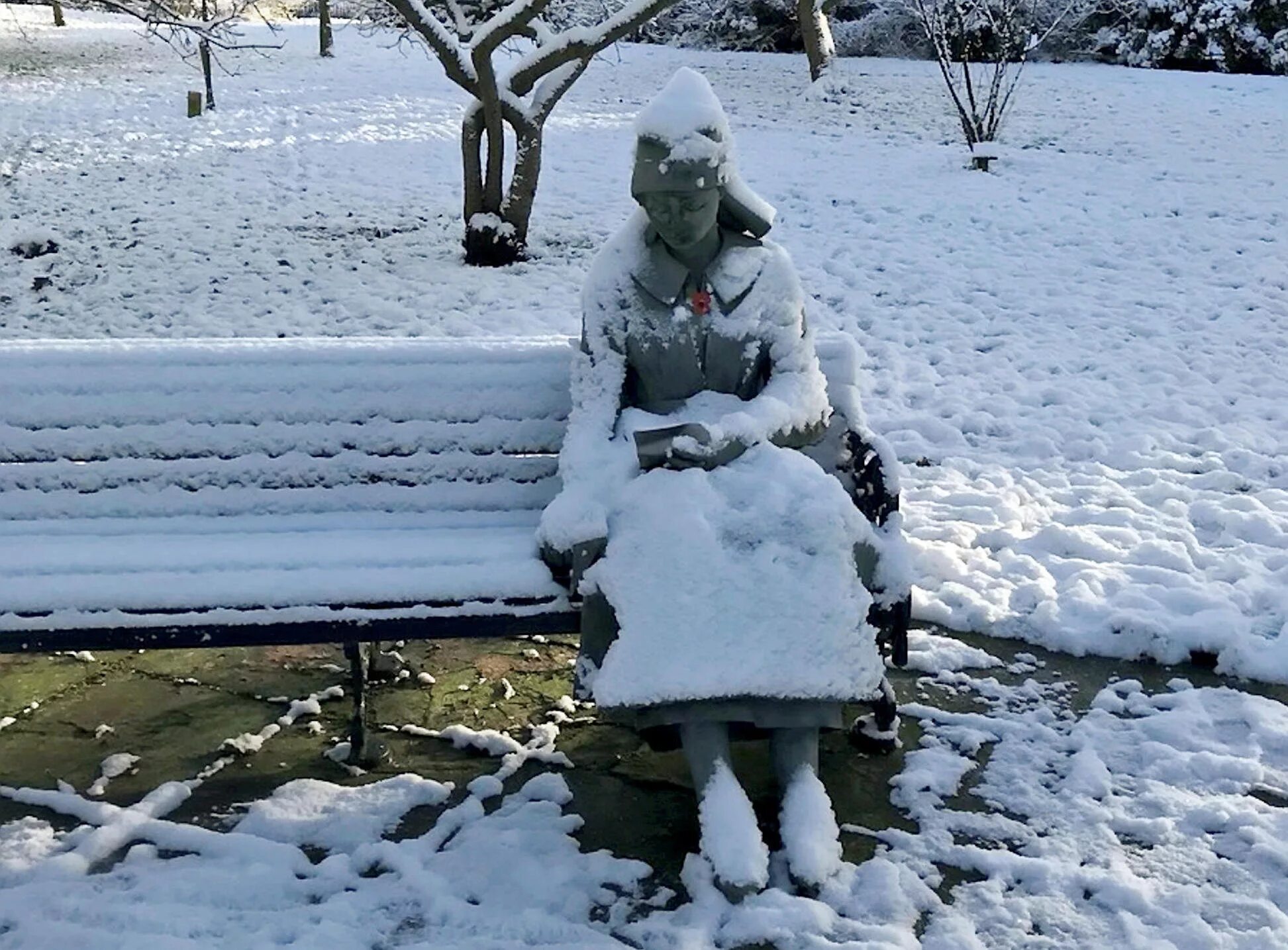Человек мерзнет. Замерзший человечек. Человек на скамейке под снегом.