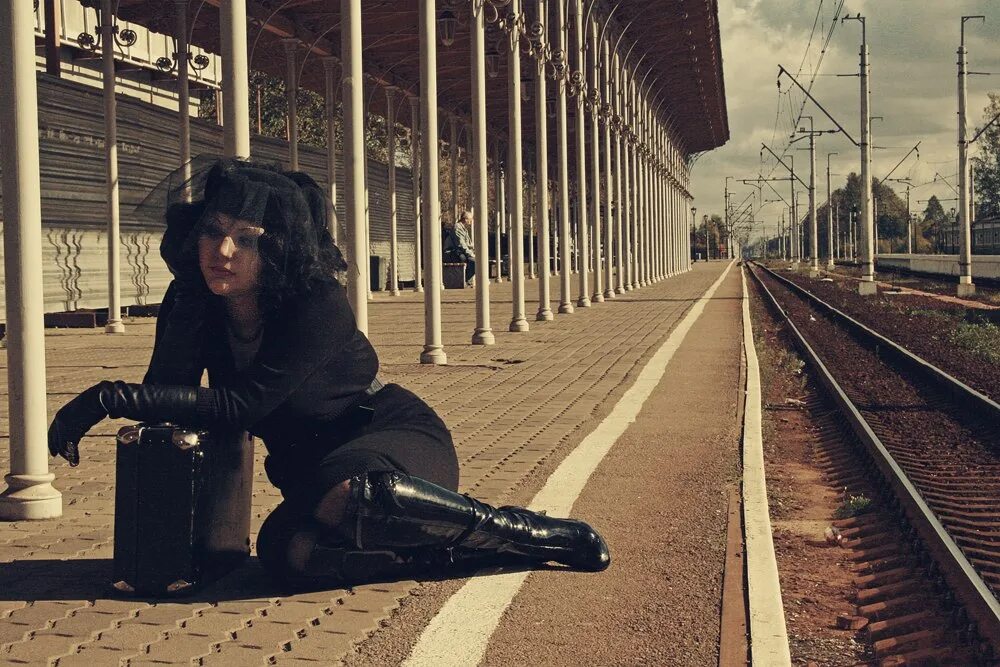 Уезжаю а девушка остается. Фотосессия на вокзале. девушка на вокзале. фотосессия на перроне. девушка на перроне.