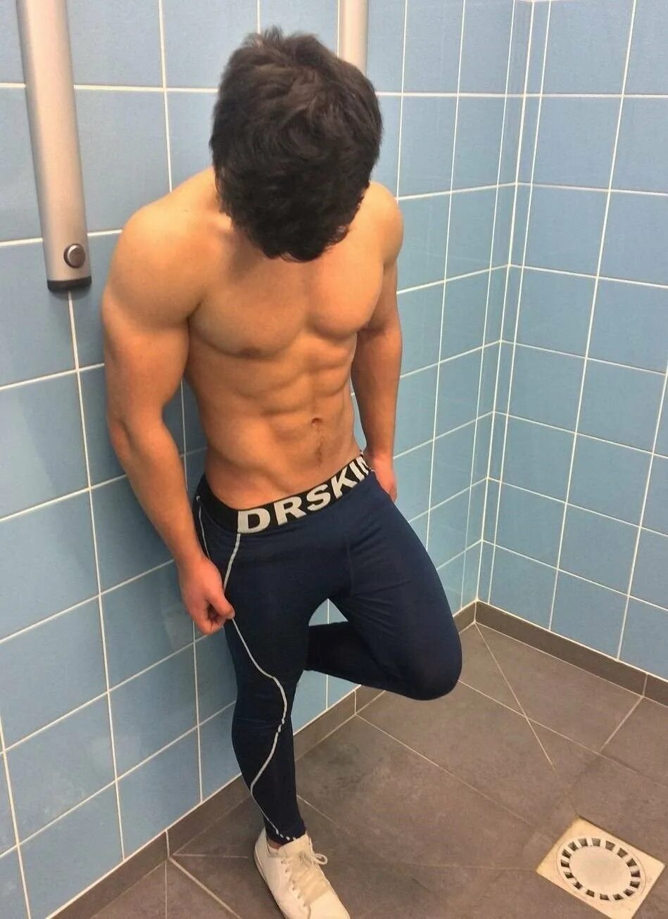 Артем шалимов в трусах. Юноши в плавках. Архип торс. Парни без стояка. Молодой парень в шортах.