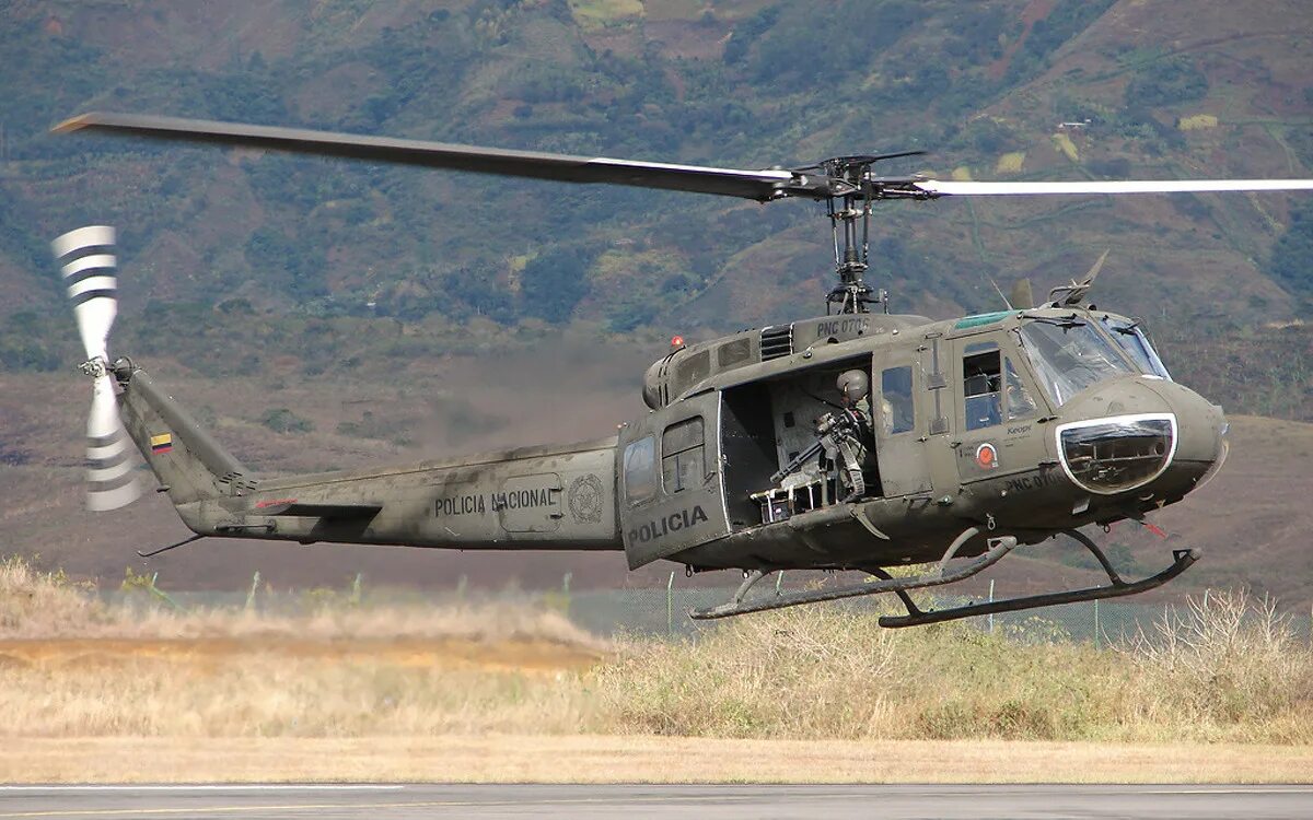 Вертолёт bell uh-1. Uh 1. Белл uh-1 «ирокез». Uh 1. Bell uh-1b iroquois.