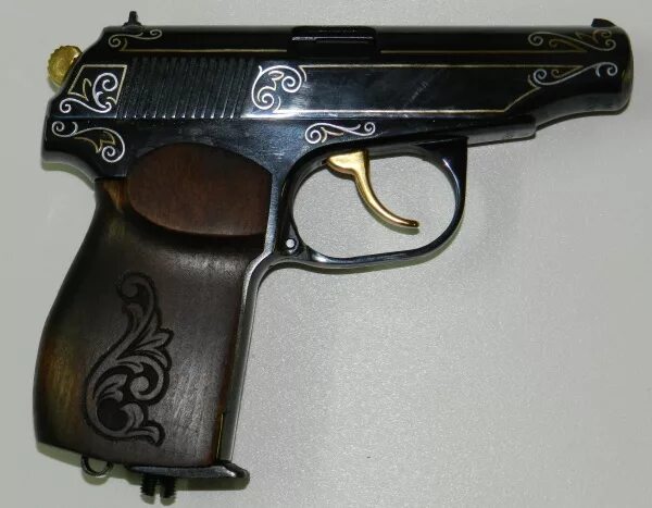 Гравировка на ПМ. Гравировка на пистолете Макарова. Макаров с гравировкой. Гравировка на затворе пистолета. Пм пенсионера
