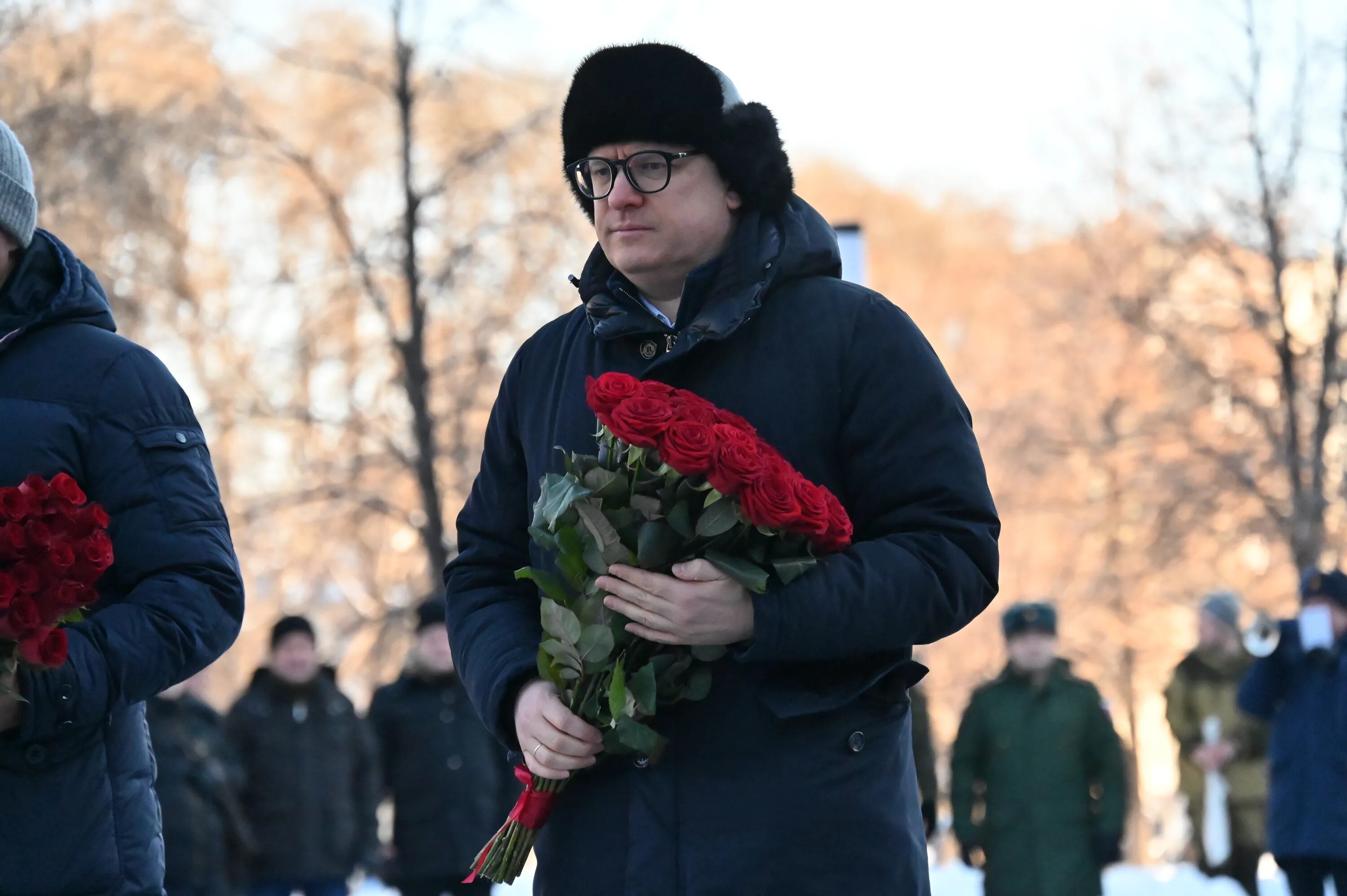 Текслер возложил цветы. Возложение цветов 15 февраля Челябинск. Возложение венков к памятнику воинам интернационалистам.