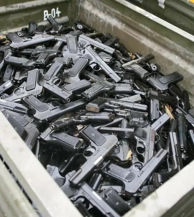 Сдача оружия на утилизацию. Утилизация оружия и боеприпасов. склад оружия. заброшенные военные склады с оружием. очень много оружия.
