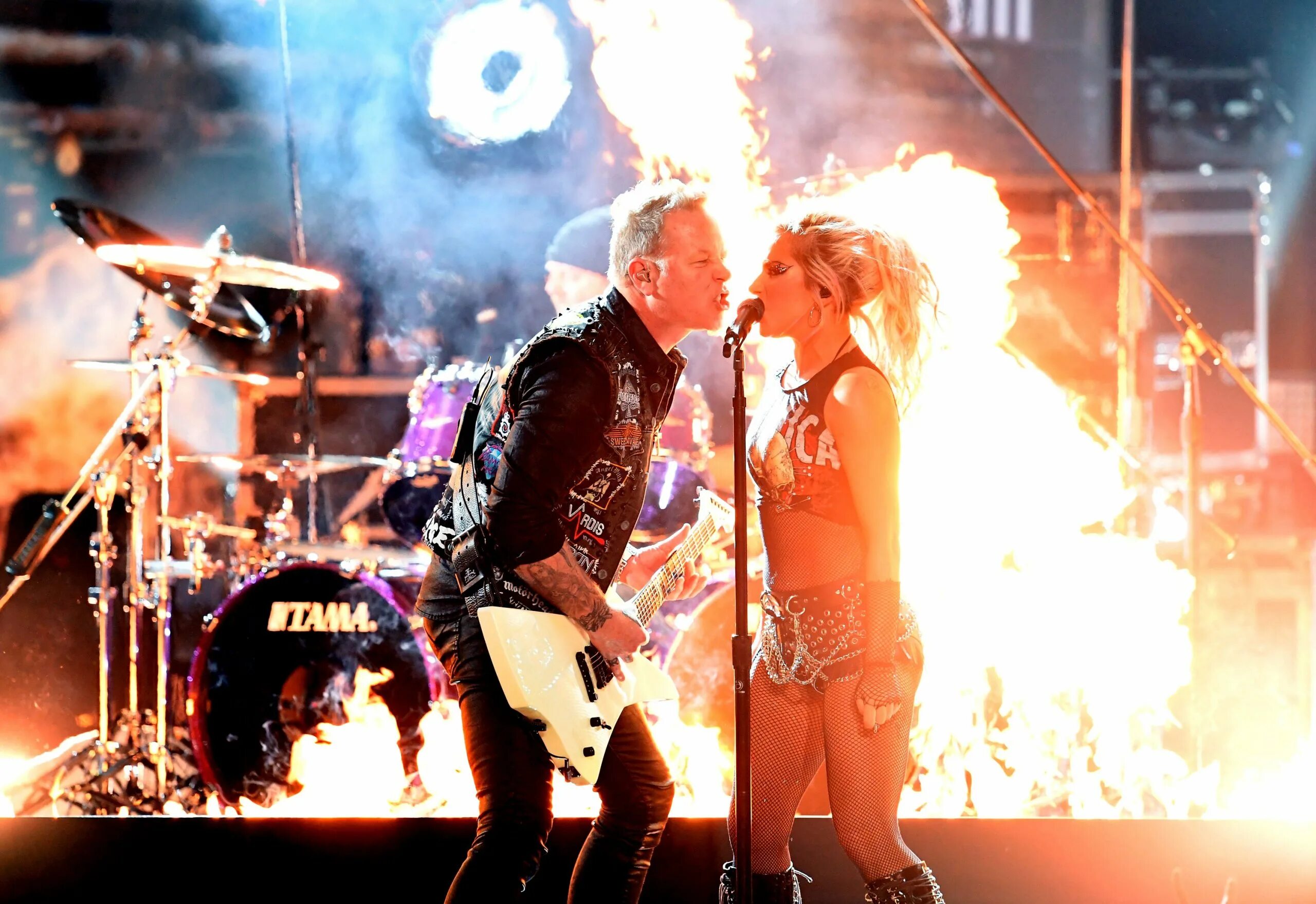 Lady gaga metallica. Metallica lady gaga moth into flame grammy. Певица lady gaga металлика. Леди гага и металлика. Леди гага и металлика.