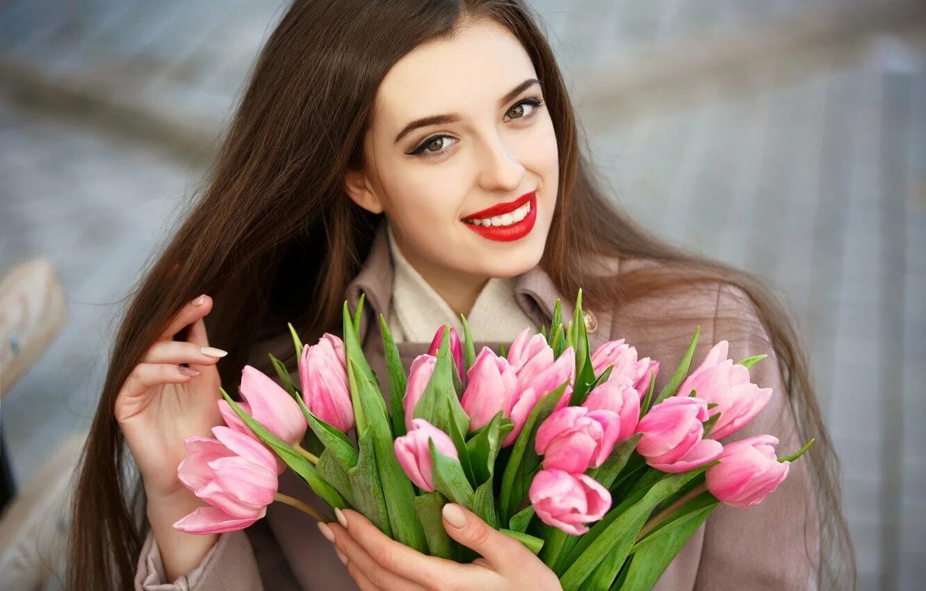 Фото с тюльпанами девушка дома