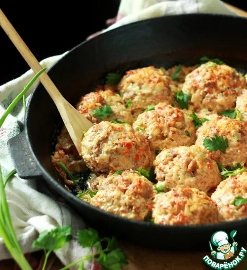 ёжики в сметанном соусе. ежики со сметаной рецепт с фото. еж в сметане. ёжики в духовке в сметанном. тефтели с рисом в сметанном соусе.