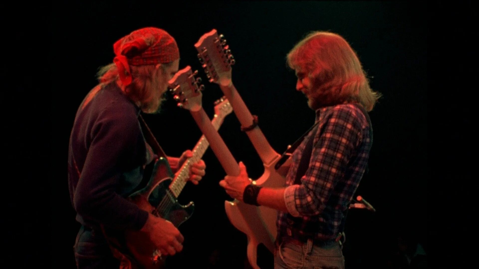 Eagles live at the capital centre 1977. Отель калифорния 1977. Отель калифорния группы иглз. Группа eagles 1977. Joe walsh eagles.