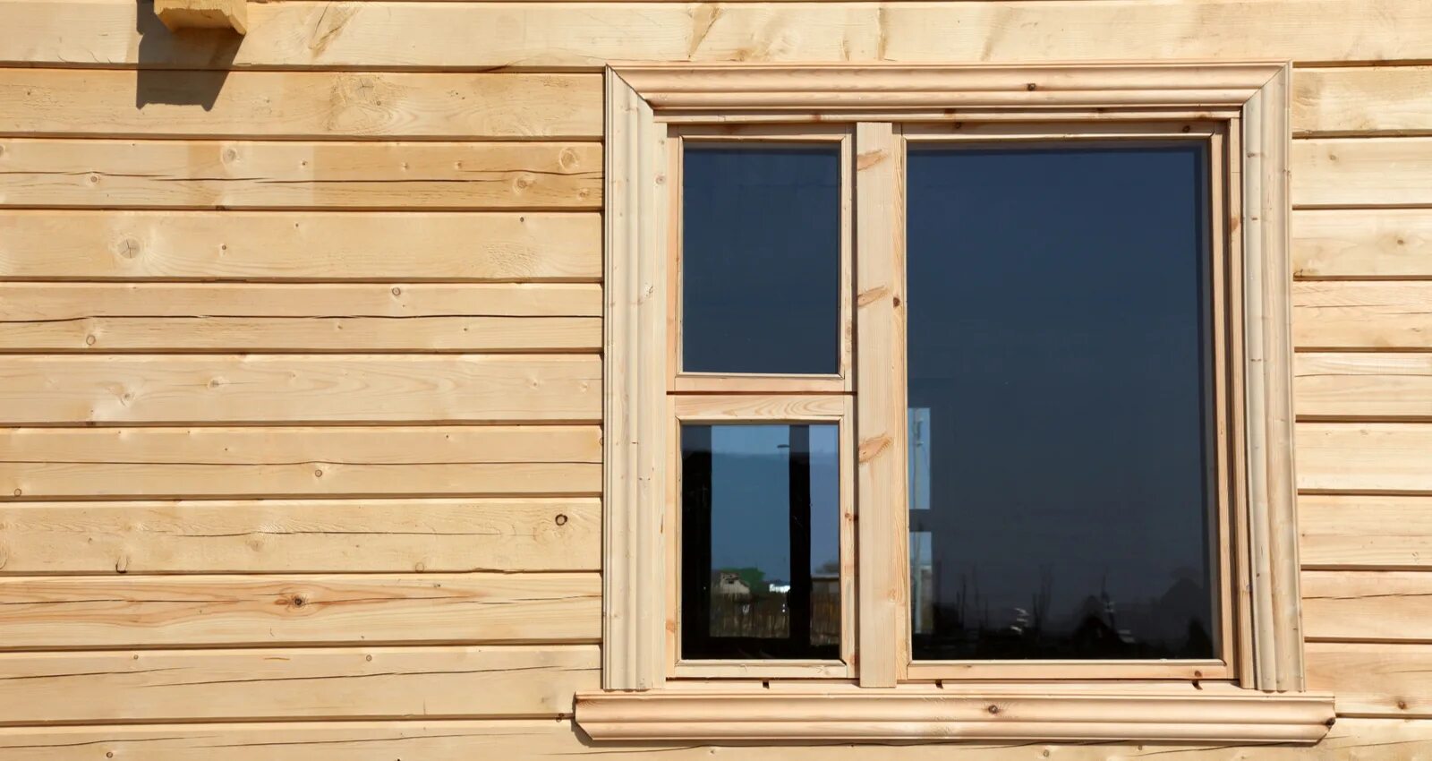 Пластиковое окно в брус. Окна в деревянном доме. Окна в доме из бруса. Деревянные окна в деревянном доме. Окна в деревянном доме из бруса.