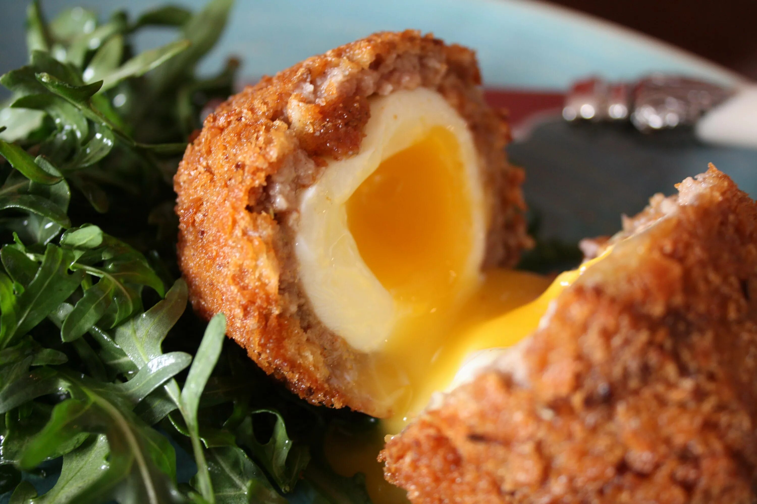 Котлеты внутри сырые. Scotch Eggs (яйца по-шотландски). Яйцо пашот по шотландски. Яйцо пашот во фритюре. Яйцо пашот в панировке.