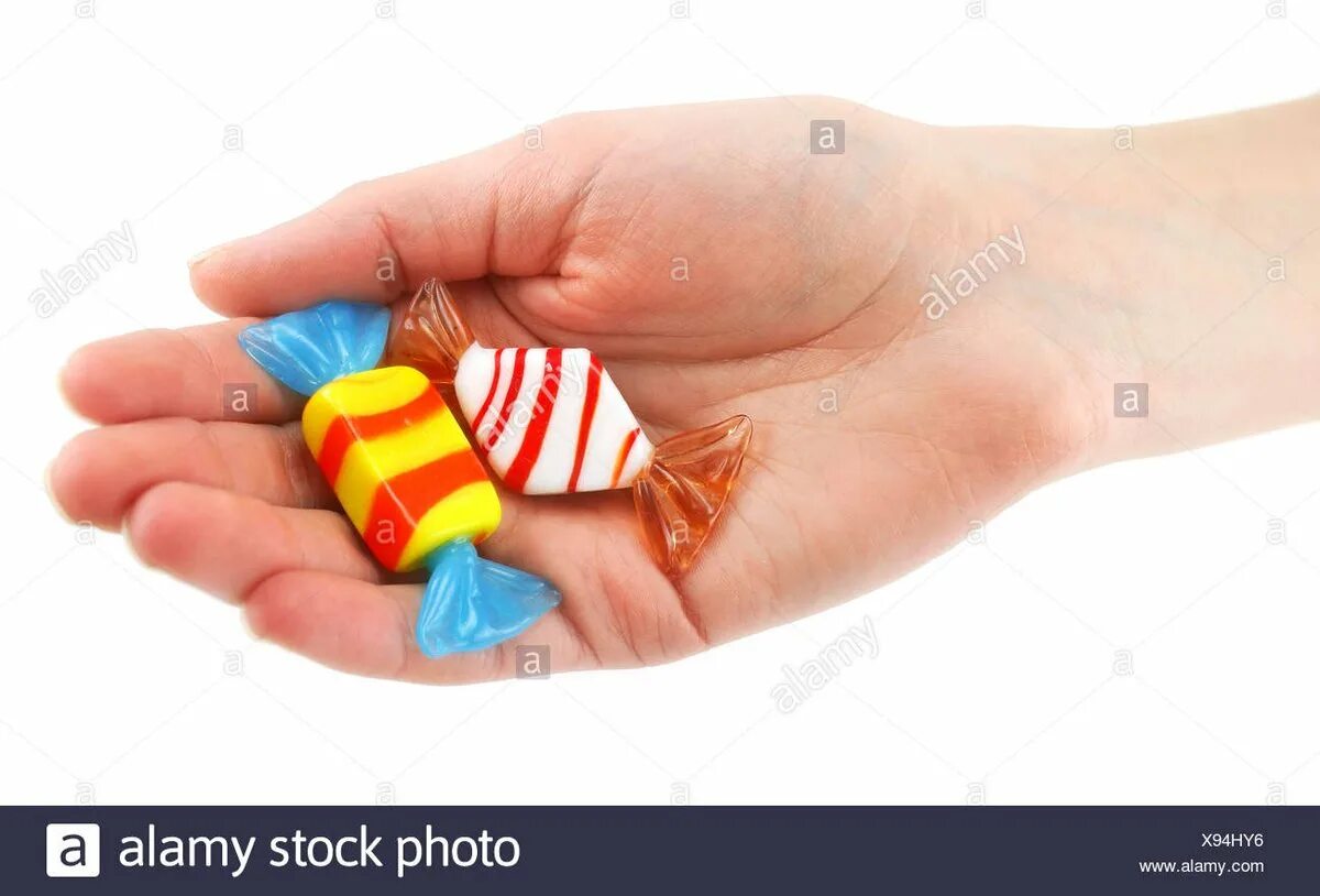 карамель на палочке. дал леденец. дал леденец. конфеты детям. мальчик с леденцом.