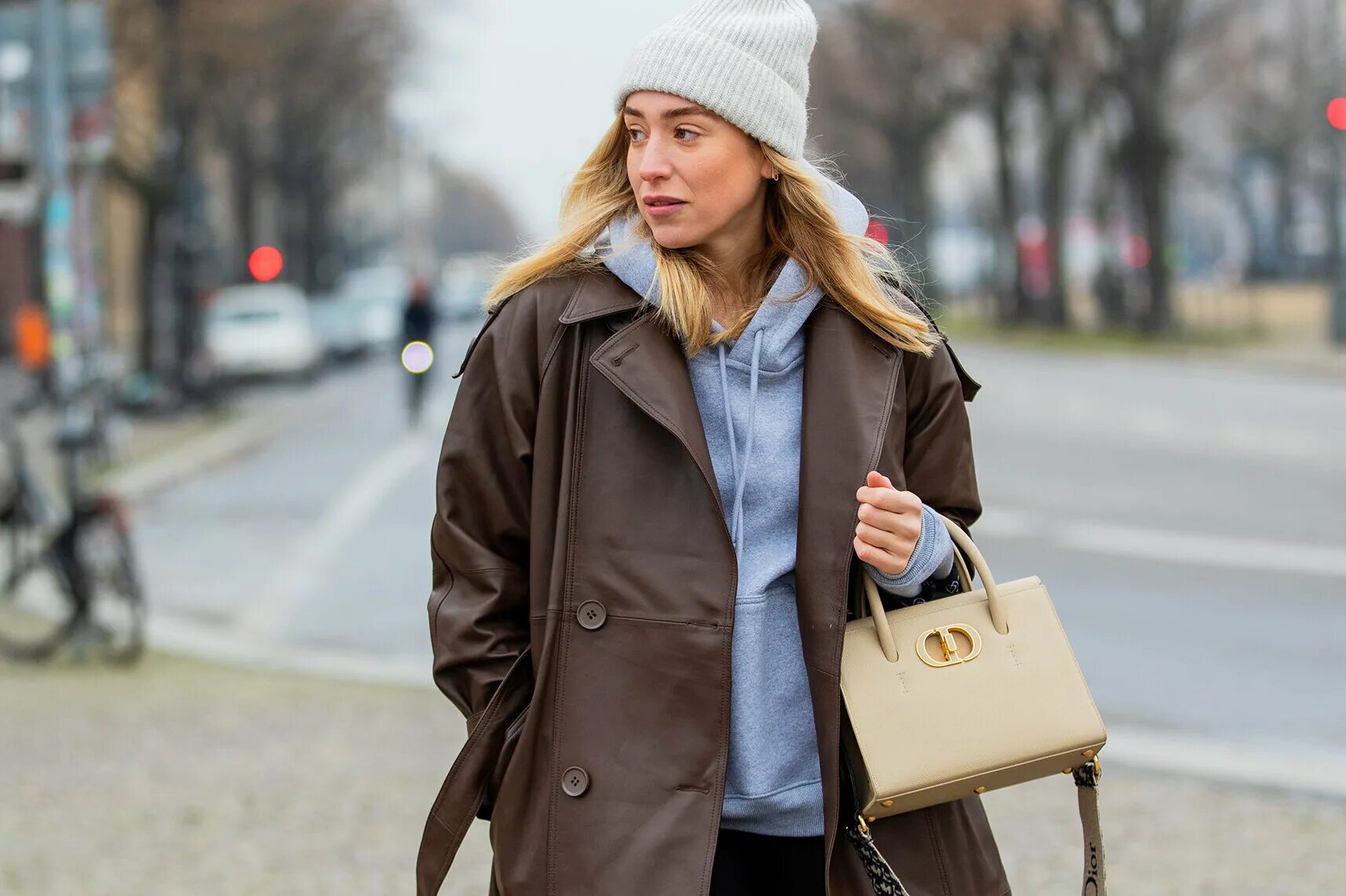 головной убор с пальто женское. пальто макси стритстайл. шапка к бежевому пальто. бежевое зимнее пальто. шапка к бежевому пальто.