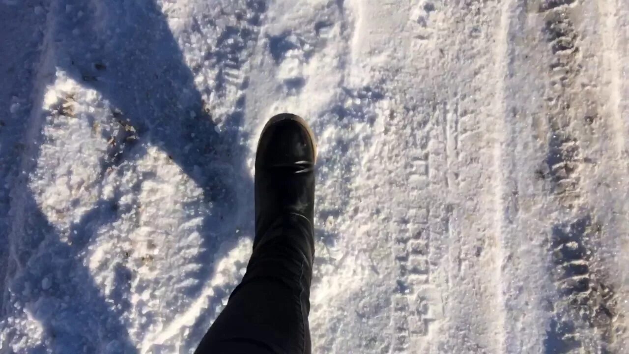 Ноги в снегу. Валенки на снегу. Ноги на снегу ночью. Звук снега под ногами.