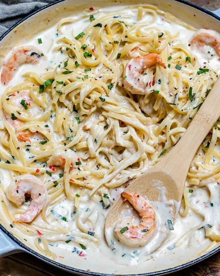 Макароны со сливками и креветками