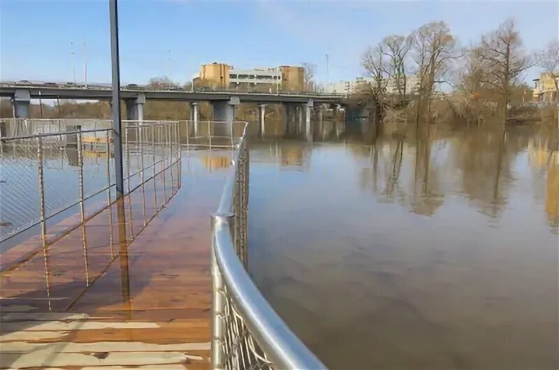 Уровень воды в реке клязьма. Разлив Клязьмы в Орехово-Зуево 2022. Набережная Клязьмы в Орехово-Зуево. Клязьма набережная в Орехово Зуево затоплена. Набережная Орехово-Зуево затопило.