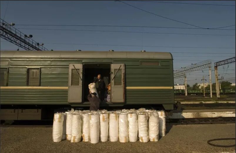 Прицепить вагон к поезду. Вагон ЦМВ-47. Багажный вагон. Разгрузка железнодорожных вагонов. Погрузка в багажный вагон.