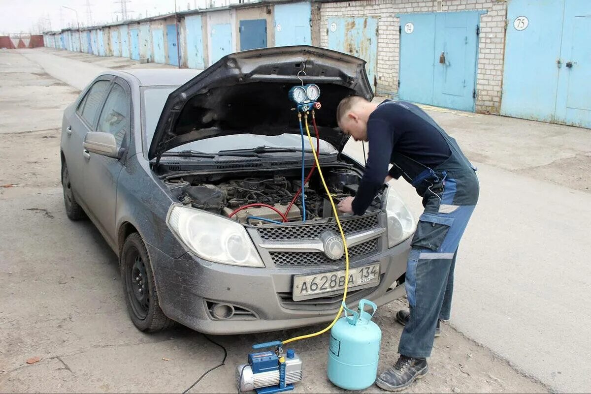 Сколько стоит заправка кондиционера цена. Заправка автомобильных кондиционеров. Заправщик автокондиционеров. Кондиционер для автомобиля. Дозаправка кондиционера автомобиля.