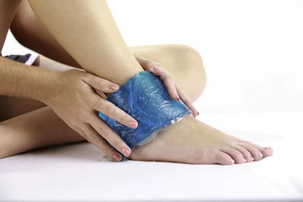 Холодный компресс на суставы. Холод в суставах. Примочки на больные суставы. Холодный компресс на ногу. Охлаждающий компресс.