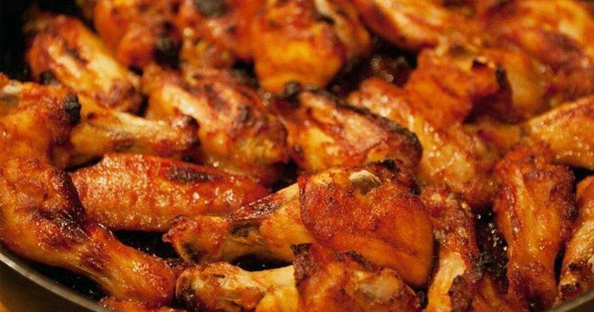 Крылышки в духовке температура и время. Вкусные крылышки в духовке. крылья по восточному в духовке. куриные крылышки по восточному. крылышки в медово-соевом соусе в духовке.