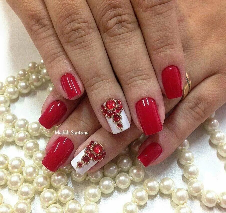 красные ногти с камушками. красные ногти со стразами. красный маникюр со стразами. красный маникюр с камнями и стразами. жидкие камни на ногтях.