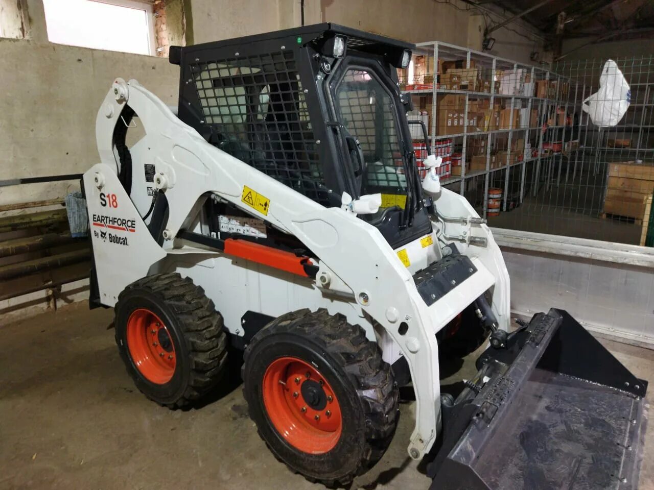 Bobcat earthforce s18. Погрузчик Earthforce, s18. Bobcat s18 Earthforce. Earthforce Earthforce s18. Earthforce s 18 ковш.