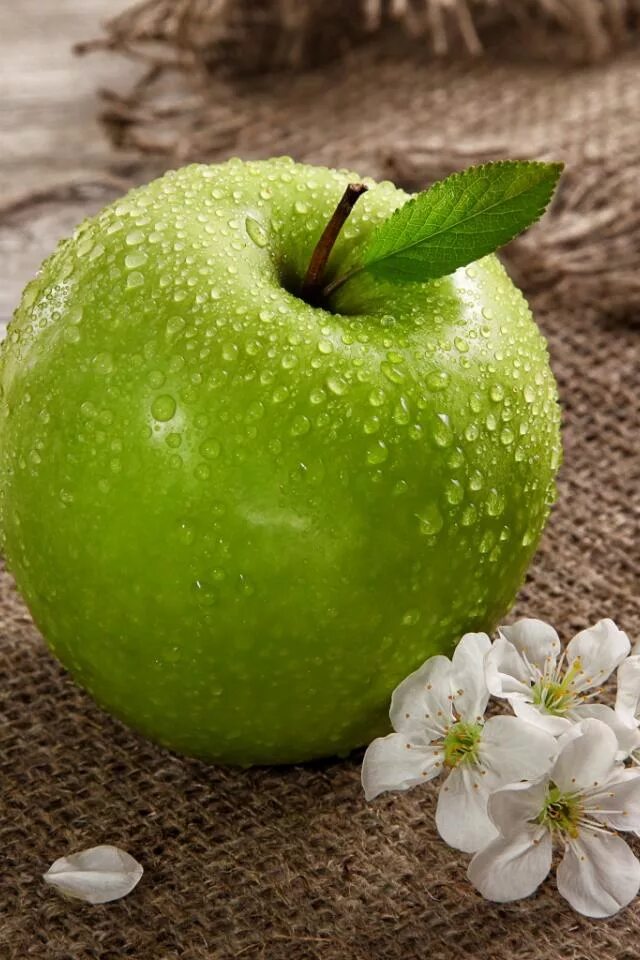 Яблоки зеленые. Салатовое яблоко. Сочные фрукты. Сочное яблоко. Зеленое яблоко телефон.